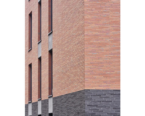 Gevel van een gebouw met bakstenen en ramen