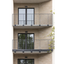 Appartementencomplex met balkons en metalen balustrades