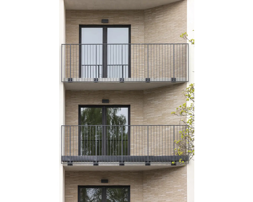 Appartementencomplex met balkons en metalen balustrades