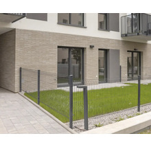 Draadafsluiting voor een modern woongebouw met gazon