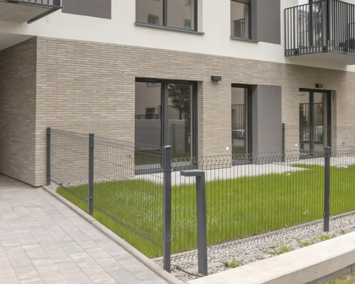 Draadafsluiting voor een modern woongebouw met gazon