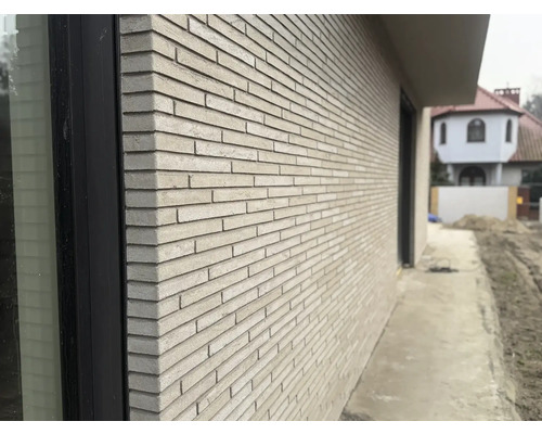 Buitenfoto van een gebouw met een gevel van bakstenen.