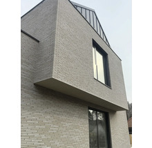 Modern huis met bakstenen gevel en ramen