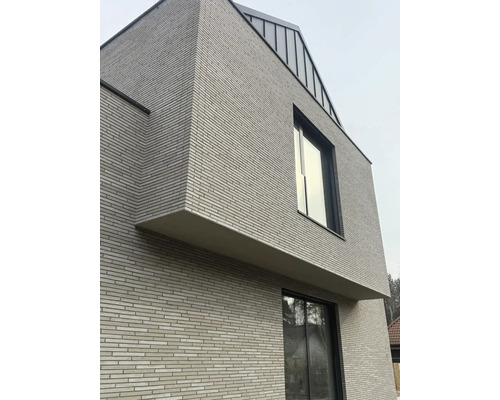 Modern huis met bakstenen gevel en ramen