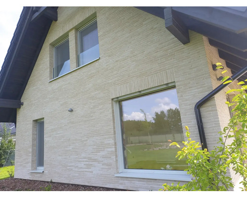 Buitenaanzicht van een huis met gevel en ramen