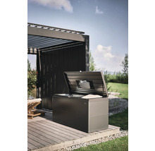 Geopende opbergbox op een houten terras in de tuin.