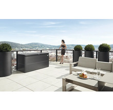 Terras met opbergbox, plantenbakken en zitgroep