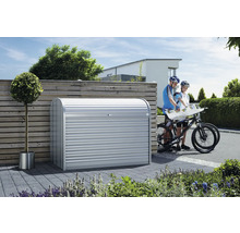 Metalen tuinhuis met rolluik en twee personen met fietsen
