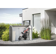 Tuinscene met gereedschapsschuur met kinderwagen en opbergdozen voor een huis