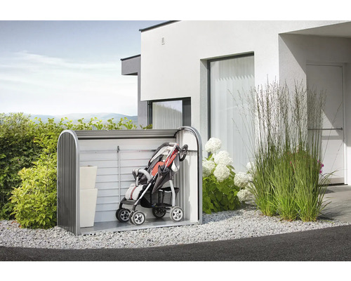 Tuinscene met gereedschapsschuur met kinderwagen en opbergdozen voor een huis