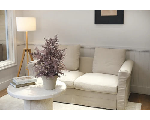 Scene met bank, staande lamp, tafel en potplant voor interieurdecoratie