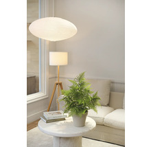 Decoratief interieur met hanglamp, staande lamp, tafel en kunstplant.