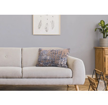 Decoratieve woonkamer met bank, sierkussen en houten meubelen