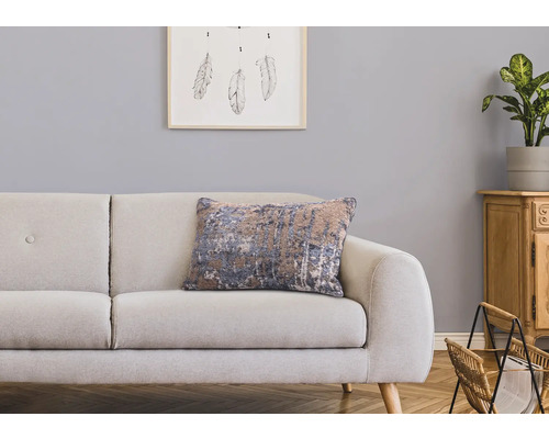 Decoratieve woonkamer met bank, sierkussen en houten meubelen