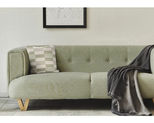 Lichte bank met kussen en deken in de woonkamer