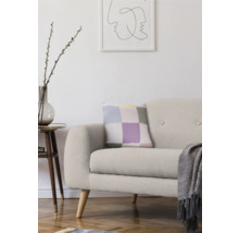 Woonkamer met bank, kussen, bijzettafel en decoratie