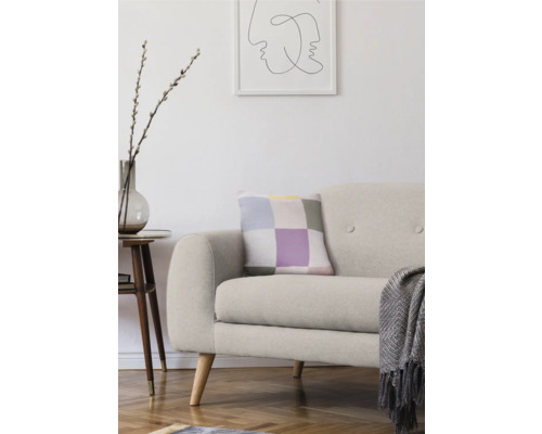 Woonkamer met bank, kussen, bijzettafel en decoratie