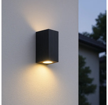 Zwarte buitenwandlamp gemonteerd aan een muur