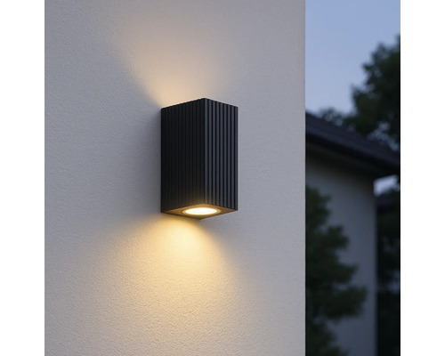 Zwarte buitenwandlamp gemonteerd aan een muur