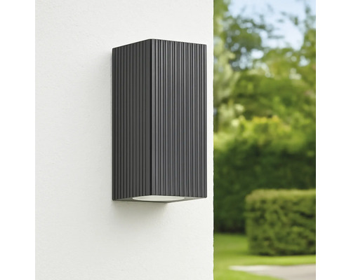 Rechthoekige buitenwandlamp met verticaal gegroefd oppervlak aan een muur