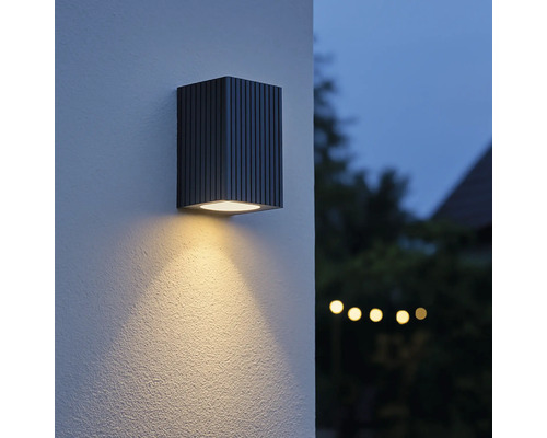 Vierkante wandlamp van metaal met verticale strepen en lichtbundel