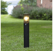 Zwarte buitenlamp met bewegingssensor in de tuin
