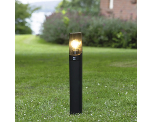 Zwarte buitenlamp met bewegingssensor in de tuin