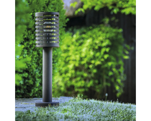 Tuinlamp met lampenkap op gazon