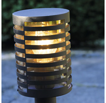 Tuinlamp met metalen elementen en een ingeschakelde gloeilamp