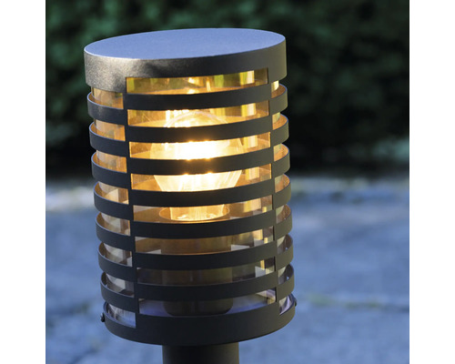 Tuinlamp met metalen elementen en een ingeschakelde gloeilamp