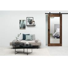 Woonkamer met daybed, salontafels en schuifdeur met spiegel