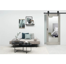 Woonkamer met daybed, salontafels en schuifdeur met spiegel