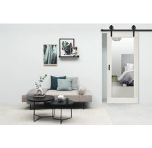 Woonkamer met bank, salontafels, wanddecoraties en schuifdeur
