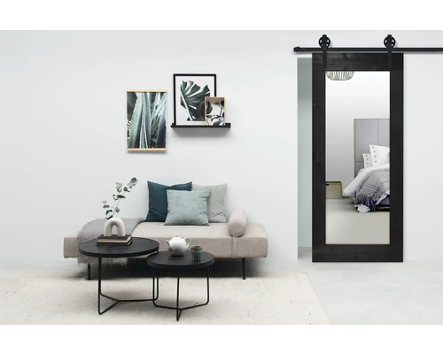 Woonkamer met schuifdeursysteem, bank, salontafels en wanddecoratie voor een stijlvolle sfeer