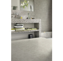 Moderne badkamer met stenen look plank, handdoeken en decoratie