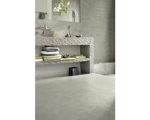 Moderne badkamer met stenen look plank, handdoeken en decoratie