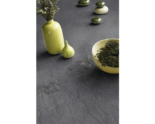 Close-up van een vloer met decoratieve objecten zoals vazen en stenen