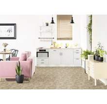 Lichte woonkamer met keuken, bank, eettafel en planten