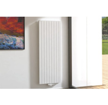 Verticale radiator gemonteerd aan een muur
