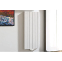 Verticale radiator aan een muur gemonteerd
