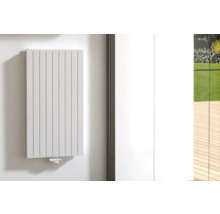 Verticale radiator aan de muur
