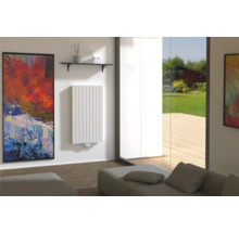 Lichte woonkamer met radiator, schilderij en zitmeubel