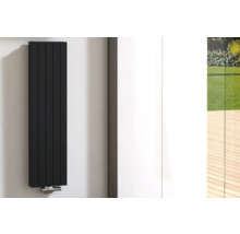 Zwarte radiator aan een witte muur