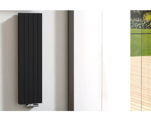 ROTHEIGNER Designradiator PANEL 1400 x 366 mm zwart aansluiting midden onder Zwarte radiator aan een witte muur