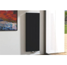 Verticale radiator voor wandmontage in een woonkamer met kunstwerk