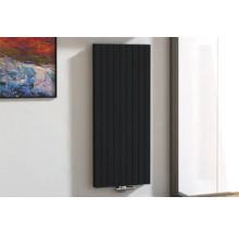 Verticale paneelradiator gemonteerd aan een muur