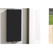 Zwarte radiator gemonteerd aan een muur
