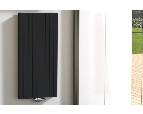 ROTHEIGNER Designradiator PANEL 1400 x 662 mm zwart aansluiting midden onder Zwarte radiator gemonteerd aan een muur