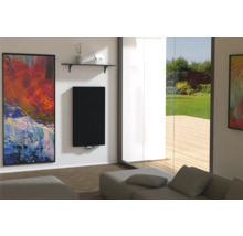Moderne woonkamer met radiator, kunstwerk en zitmeubel