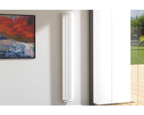 ROTHEIGNER Designradiator PANEL 2000 x 218 mm wit aansluiting midden onder Kamerzicht met platte radiator aan de muur naast een schilderij